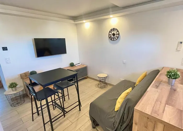 T2 Moderne Avec Piscine, Tennis Et Garage